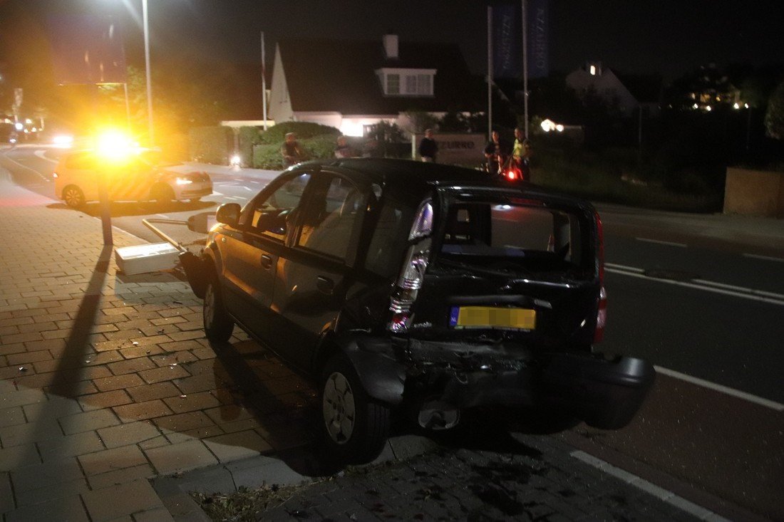 Automobilist ramt geparkeerde auto Oude Zeeweg